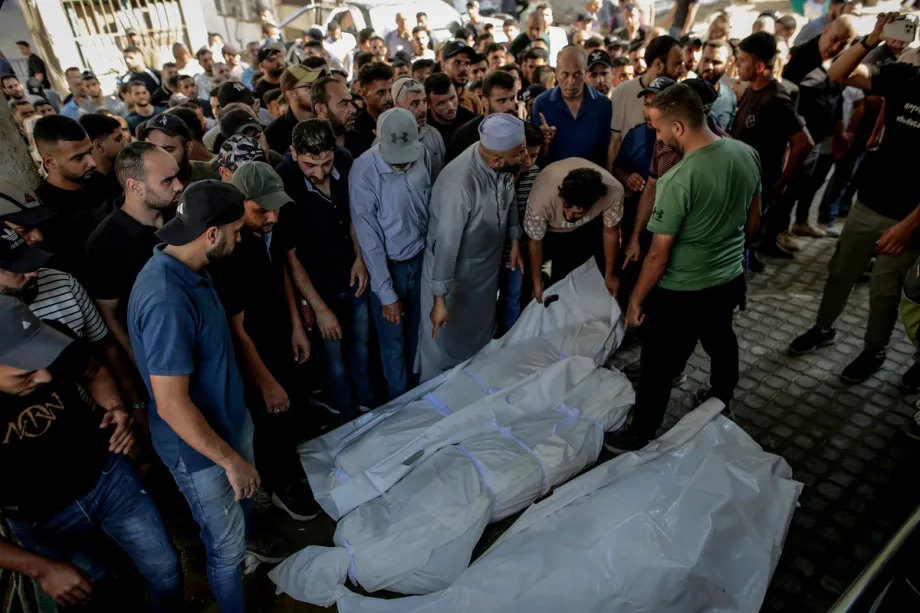 Warga Palestina menghadiri upacara pemakaman di Gaza