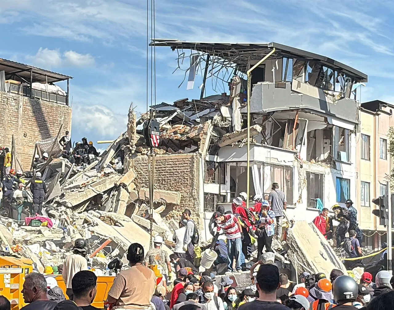 Petugas penyelamat melakukan evakuasi korban gempa bumi di Kolombia