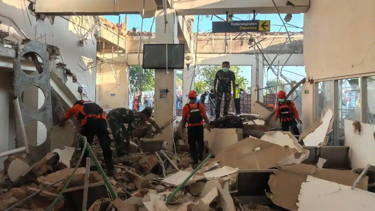 Kondisi bangunan rumah warga yang ambruk pasca gempa magnitudo 7,7 di Flores NTT