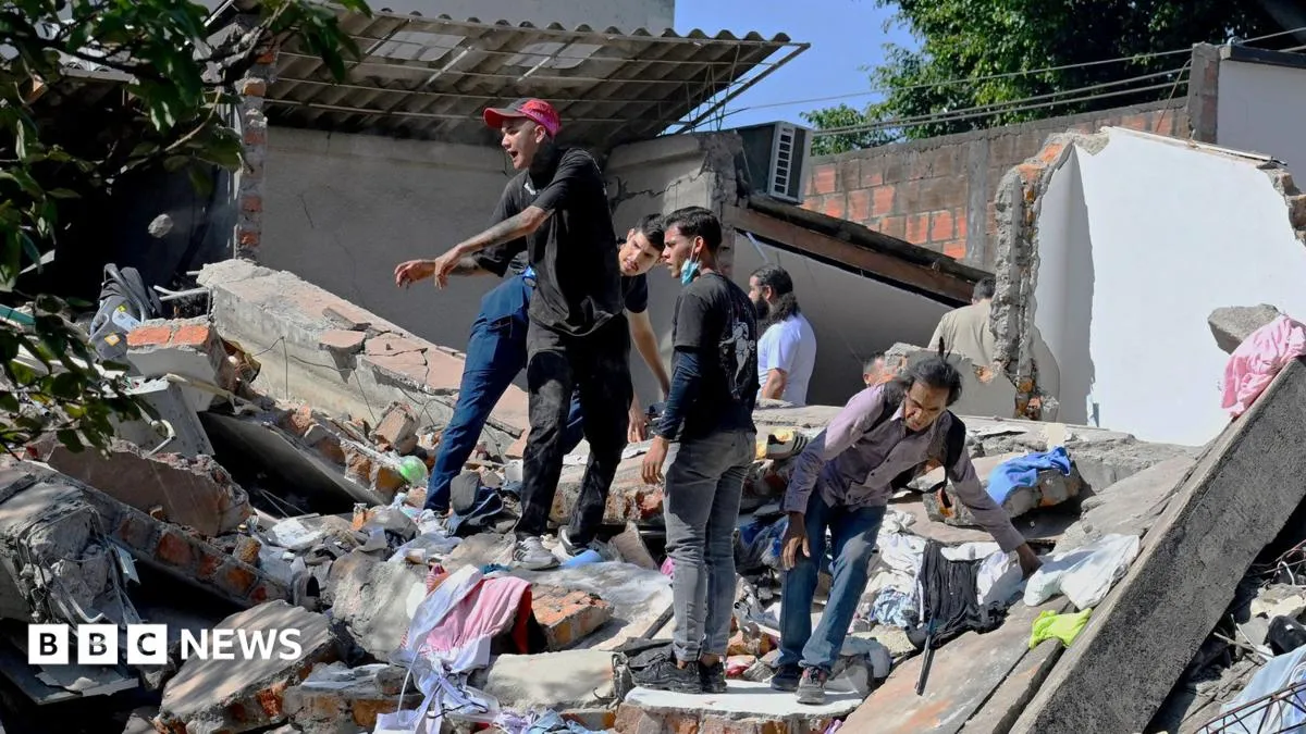 Suasana evakuasi warga setelah gempa magnitudo 7,4 mengguncang Kolombia