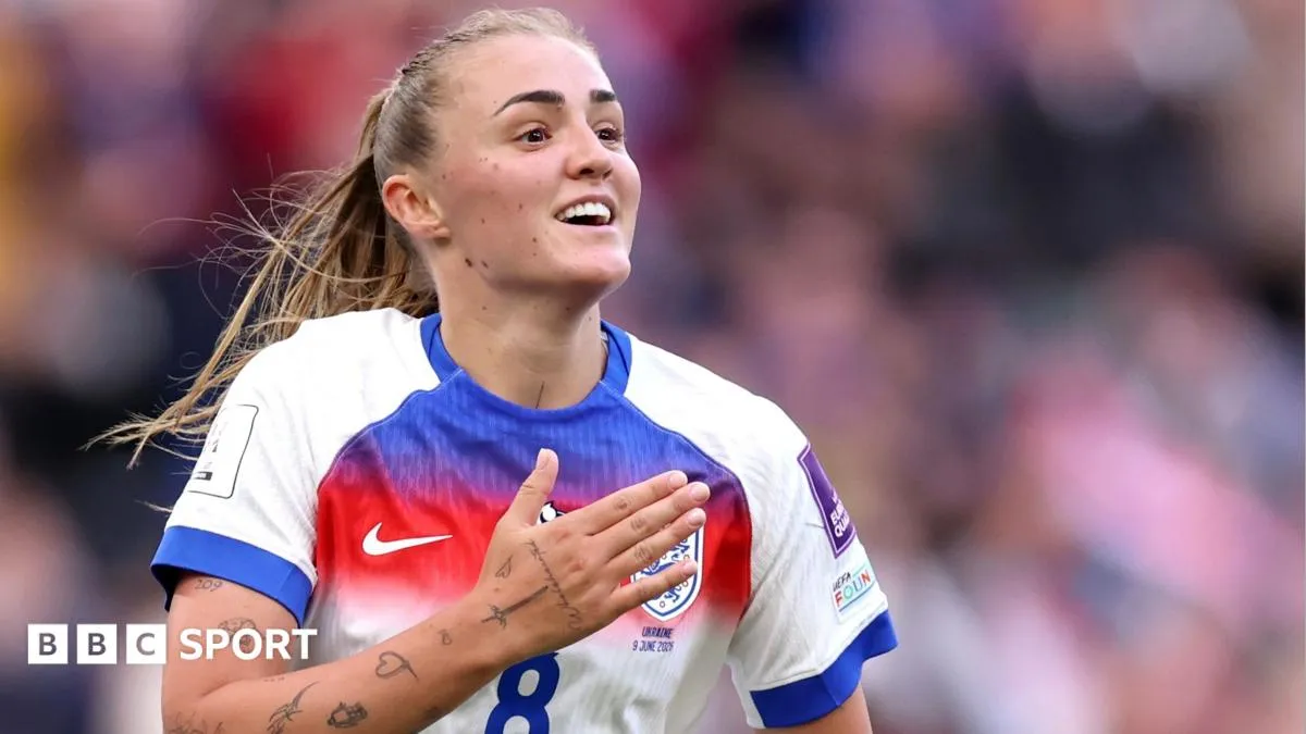 Georgia Stanway dalam balutan jersey Arsenal setelah menyelesaikan proses transfer