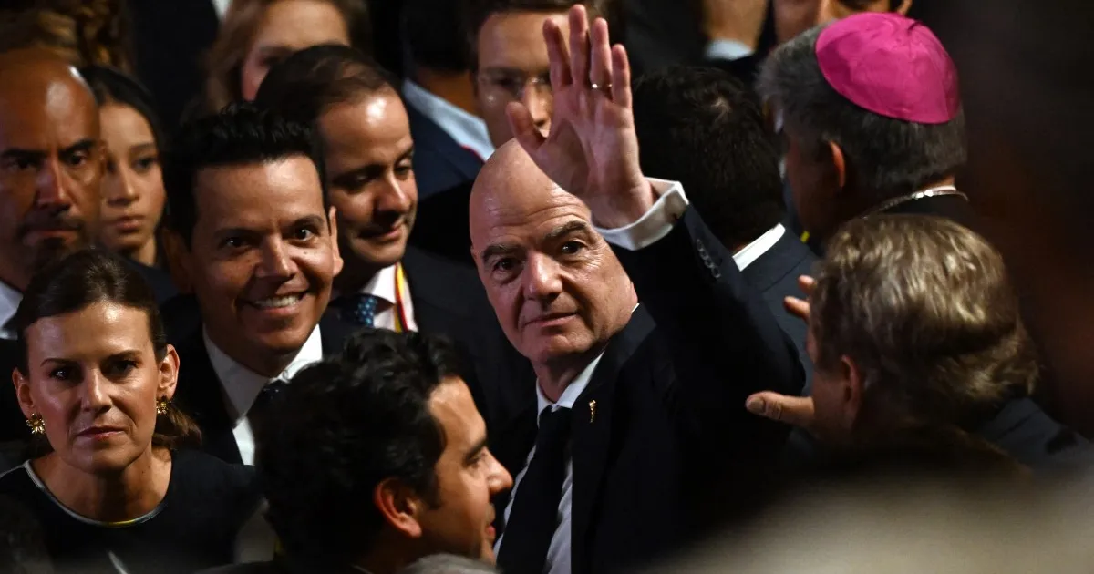 Presiden FIFA Gianni Infantino tersenyum bersama petinggi sepak bola di Kolombia