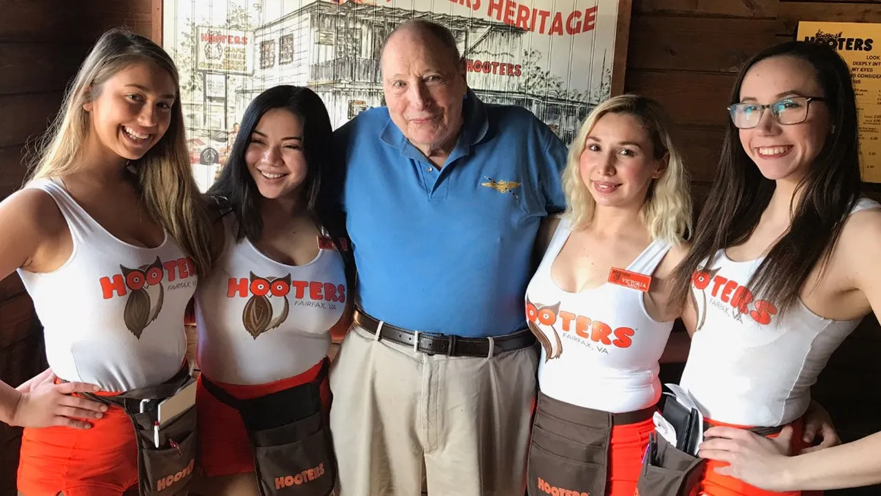 Glenn Ward veteran Angkatan Laut usia 102 tahun bersama pelayan Hooters