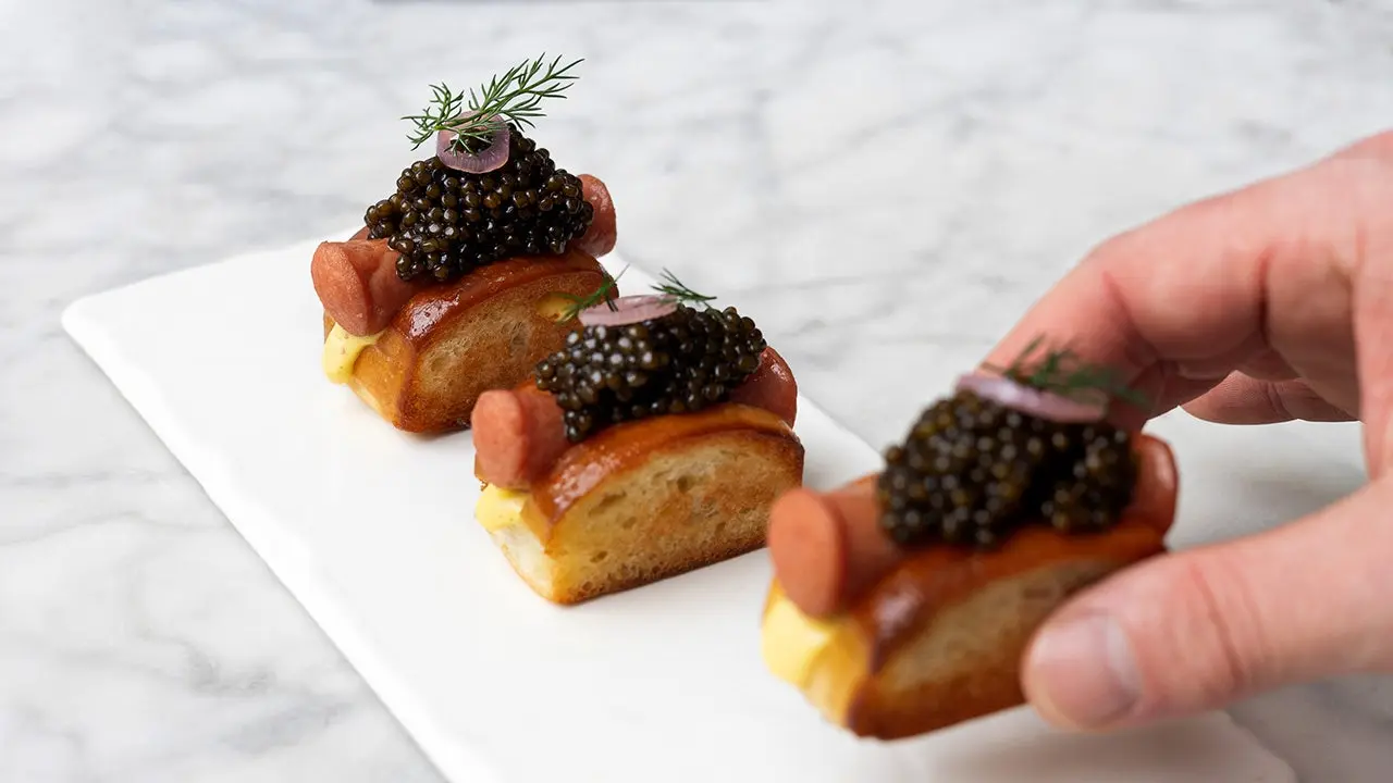 Golden Glizzy adalah hot dog mewah dengan taburan emas 24 karat dan caviar seharga 100 dolar AS