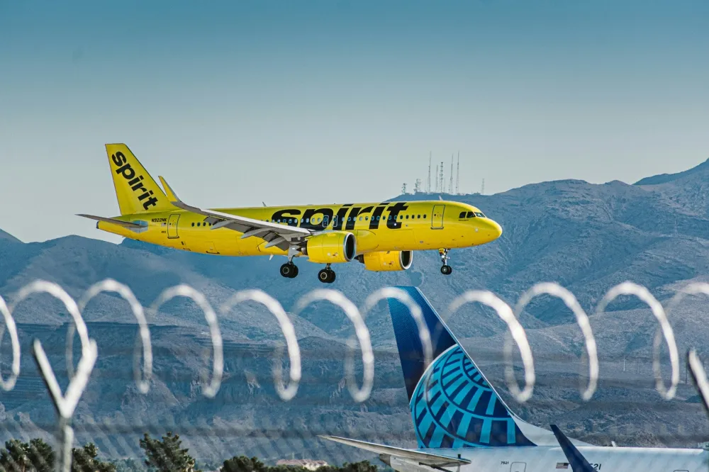 Logo Google dan pesawat Spirit Airlines