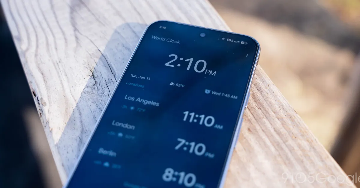 Tampilan antarmuka Google Clock 9.0 dengan fitur Live Updates di Pixel