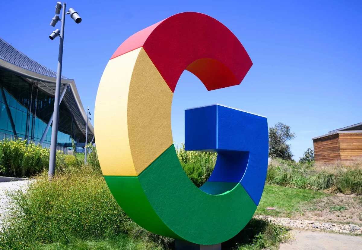 Ilustrasi layar aplikasi Google Earth di perangkat teknologi modern