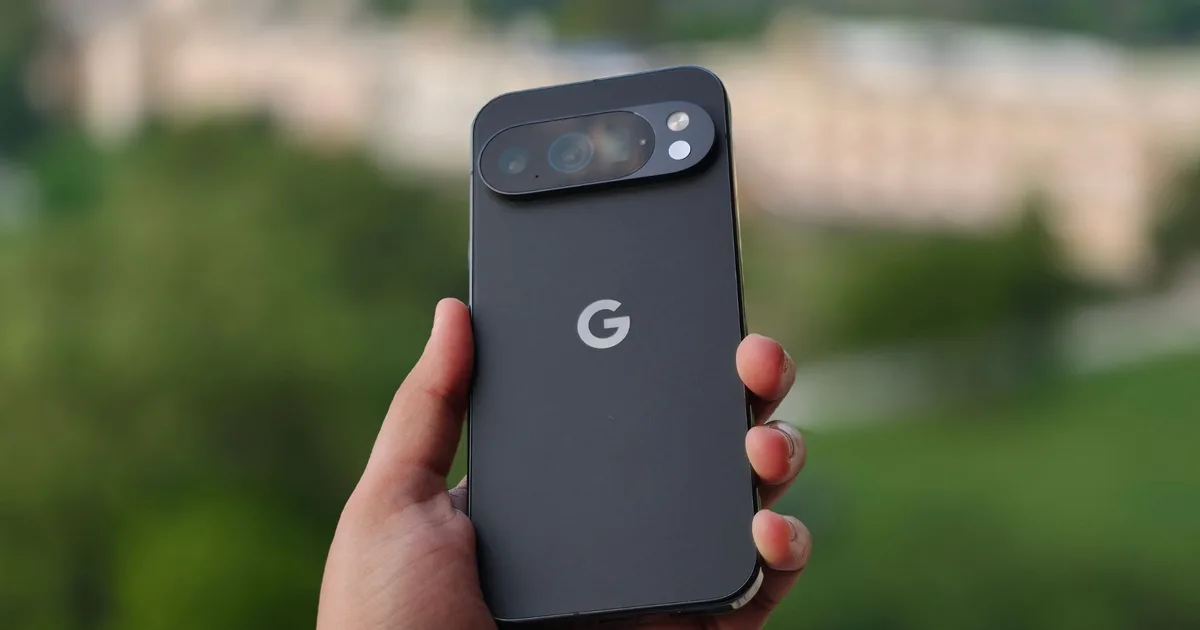 Ponsel Google Pixel 10 Pro diletakkan di atas meja kerja