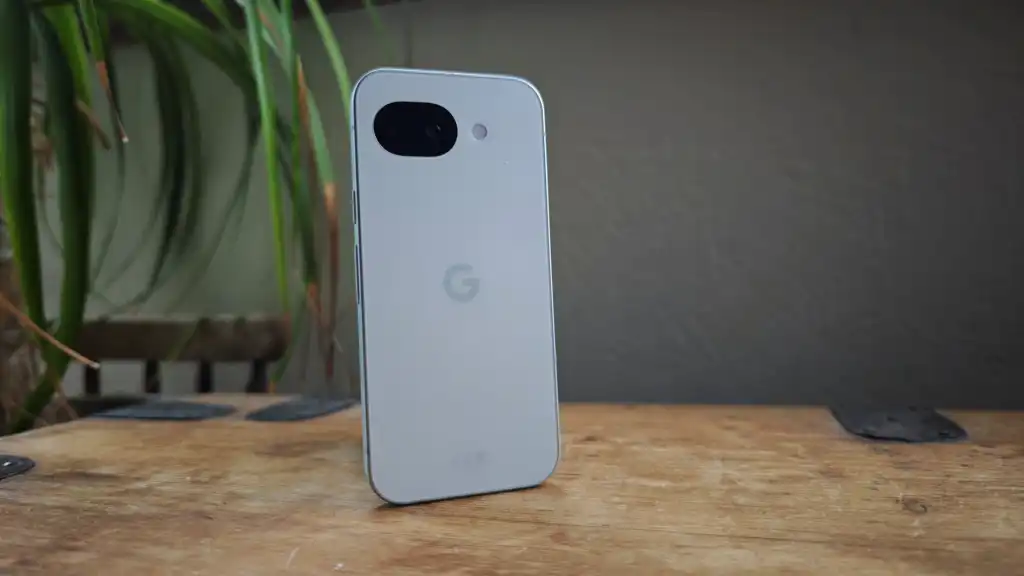 Google Pixel 10a dengan desain elegan dan bodi belakang matte di tangan pengguna