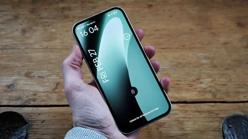 Ilustrasi smartphone Google Pixel dengan fitur Gemini dan tampilan kunci layar terbaru