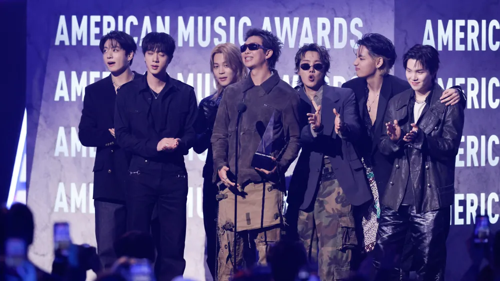 Ilustrasi logo Grammy Awards dan grup musik BTS
