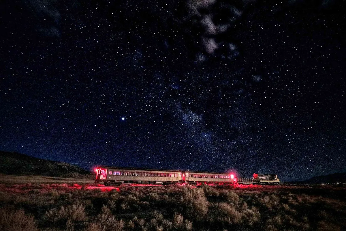 Great Basin Star Train membawa penumpang menikmati pemandangan malam di Nevada