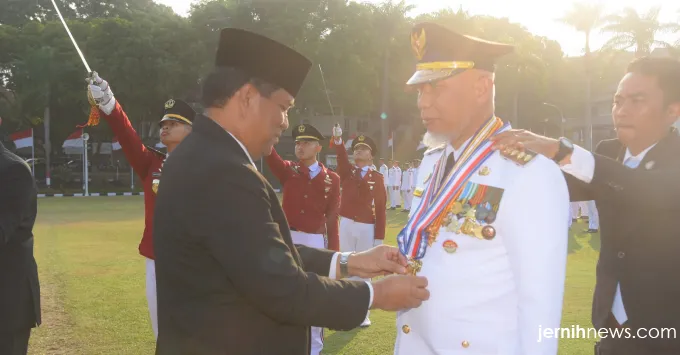 Gubernur Sumbar Mahyeldi menerima penghargaan Kartika Pamong Praja Madya dari IPDN