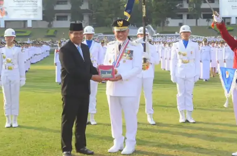 Gubernur Sumbar Mahyeldi menerima penghargaan Kartika Pamong Praja Madya dari IPDN
