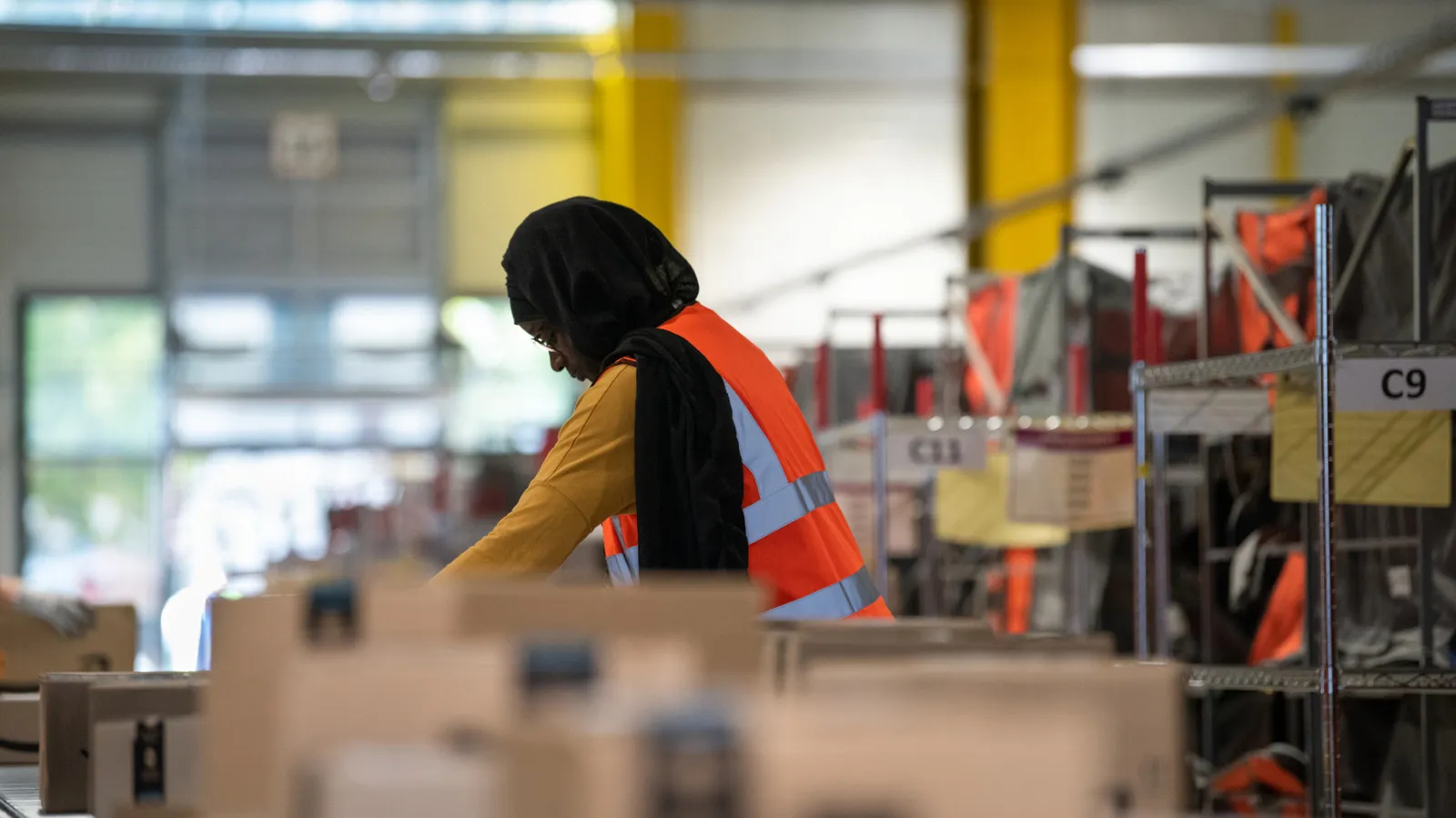 Gudang Amazon dengan sistem otomatisasi dan AI