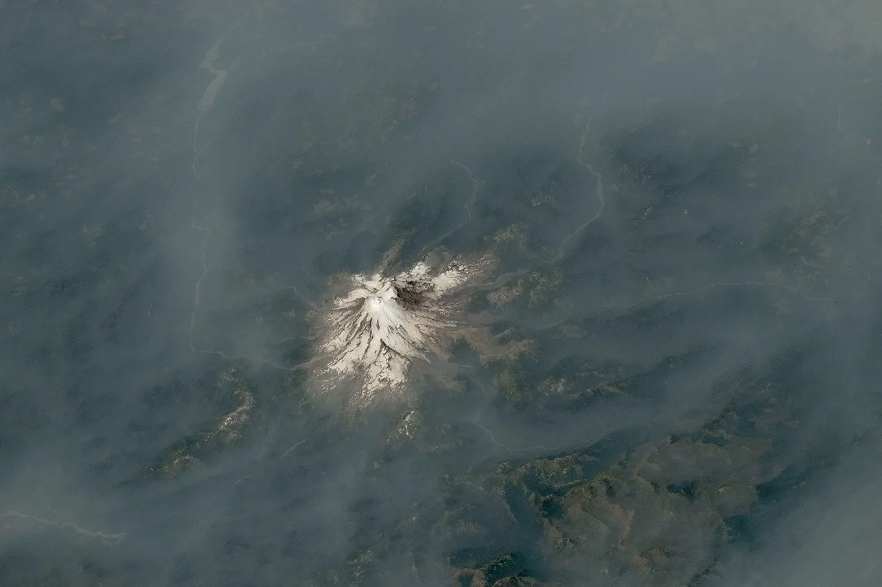 Gunung Hood dan Mount Rainier tertutup asap kebakaran hutan dari pandangan ISS