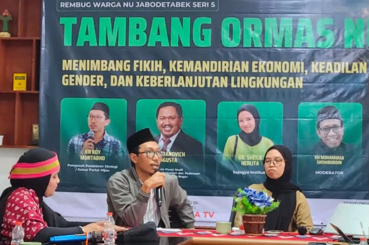 KH Roy Murtadho atau Gus Roy saat menyampaikan kritik terhadap kebijakan konsesi tambang PBNU di IPB