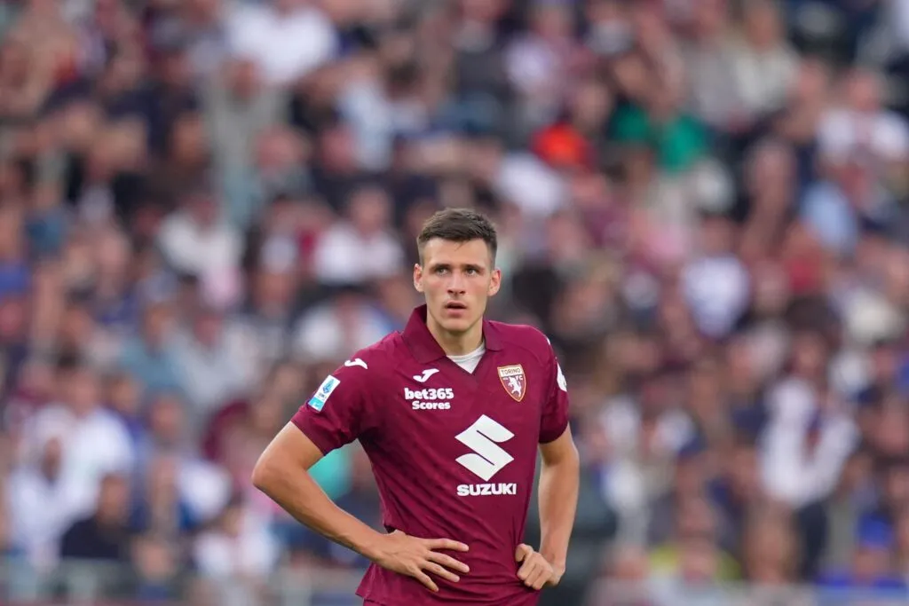 Gelandang Torino Gvidas Gineitis saat berlatih di lapangan hijau