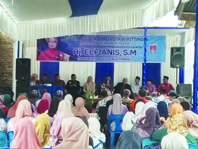 Anggota DPRD Bukittinggi Hajjah Elfianis saat menggelar kegiatan reses perorangan