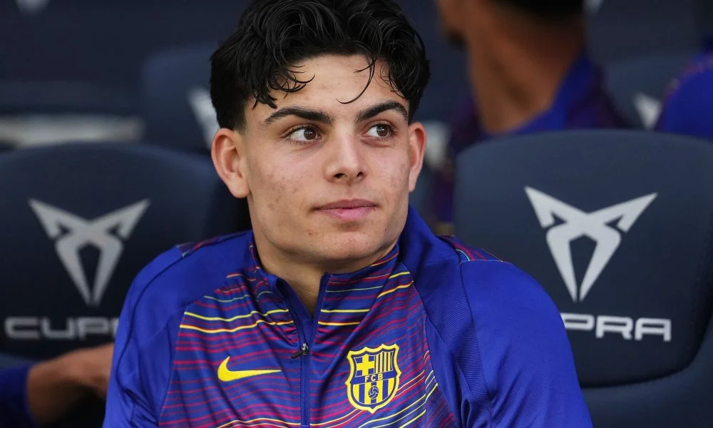 Pelatih Hansi Flick memberikan arahan kepada Xavi Espart saat sesi latihan pramusim Barcelona