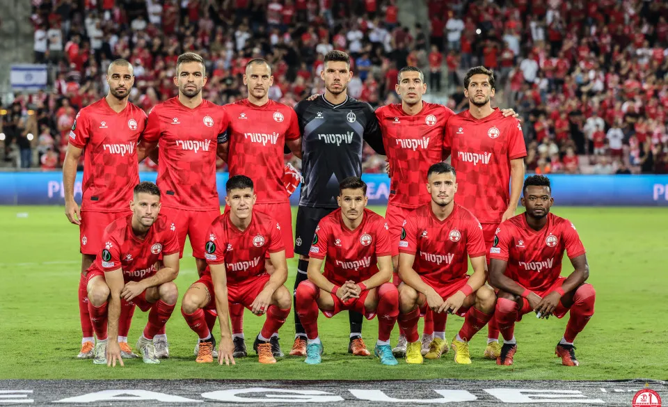 Pemain Hapoel Beer Sheva merayakan gol kemenangan 1-0 atas Crvena Zvezda