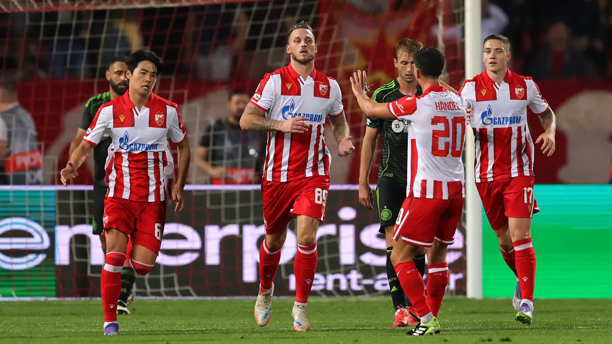 Aksi pemain dalam laga Hapoel Be'er Sheva vs Crvena Zvezda di kualifikasi Liga Champions