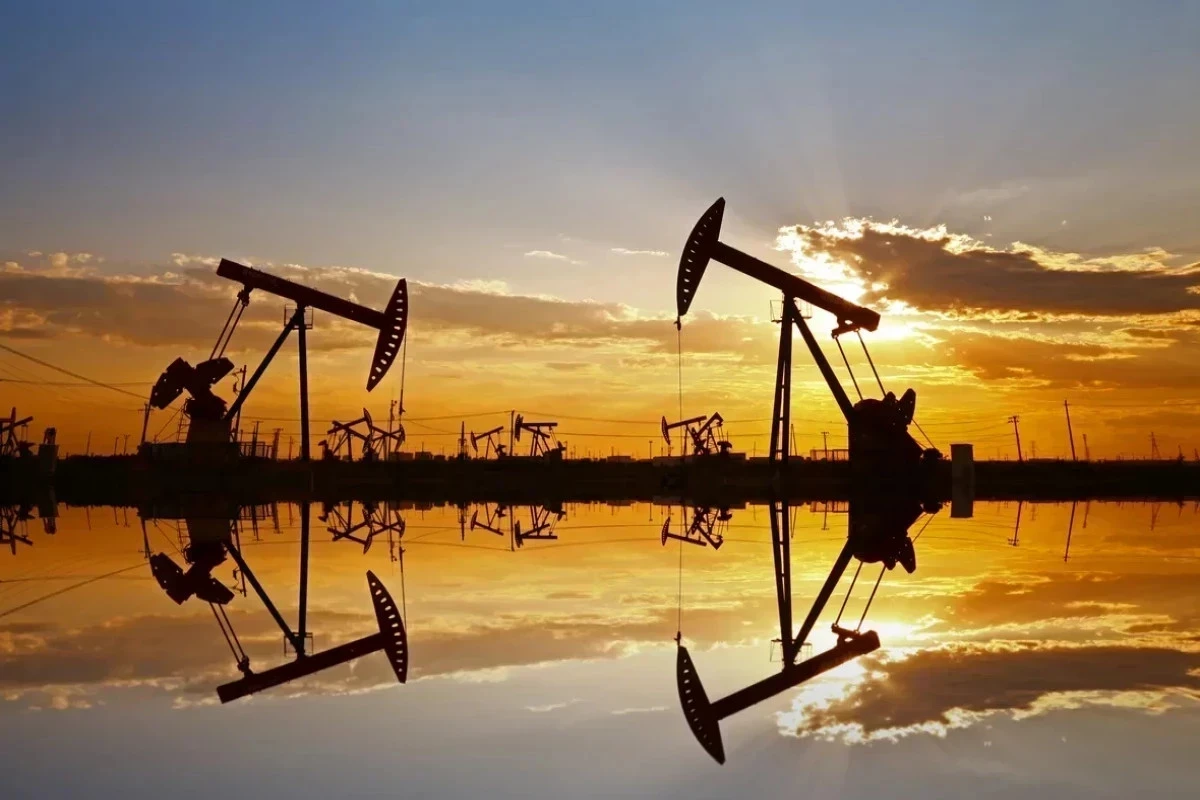 Ilustrasi kilang minyak dan fasilitas energi yang memproduksi minyak mentah Azeri Light di Azerbaijan