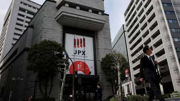Grafik pergerakan harga minyak dan emas dunia di tengah ketegangan geopolitik global