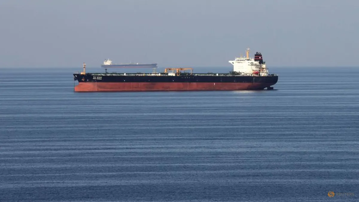 Kapal tanker minyak melintasi perairan Selat Hormuz di tengah dinamika pasar energi global