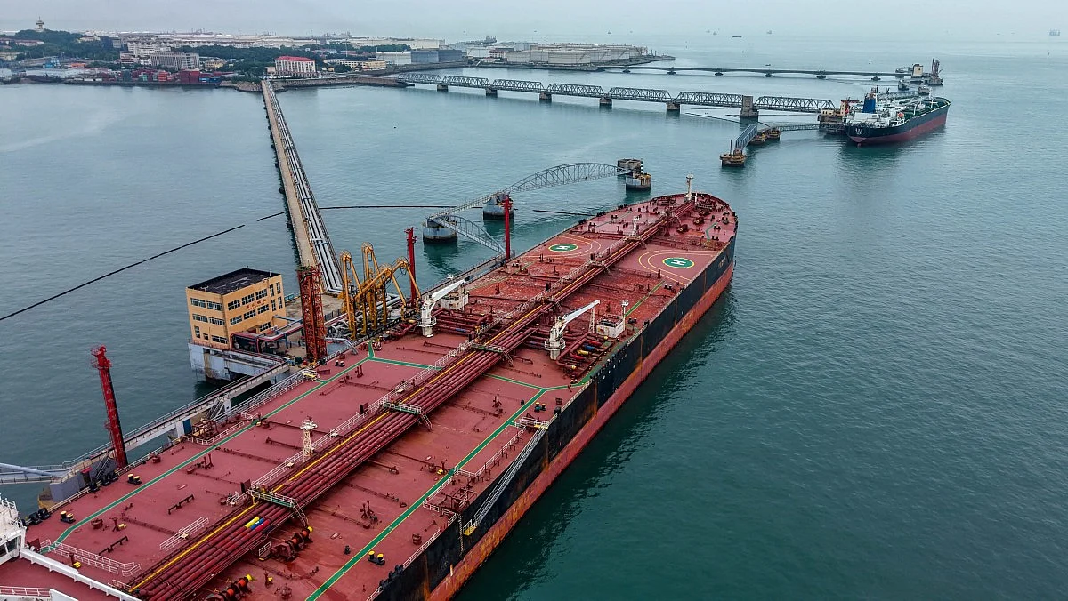 Ilustrasi kilang minyak dunia dan kapal tanker di tengah ketidakpastian Selat Hormuz