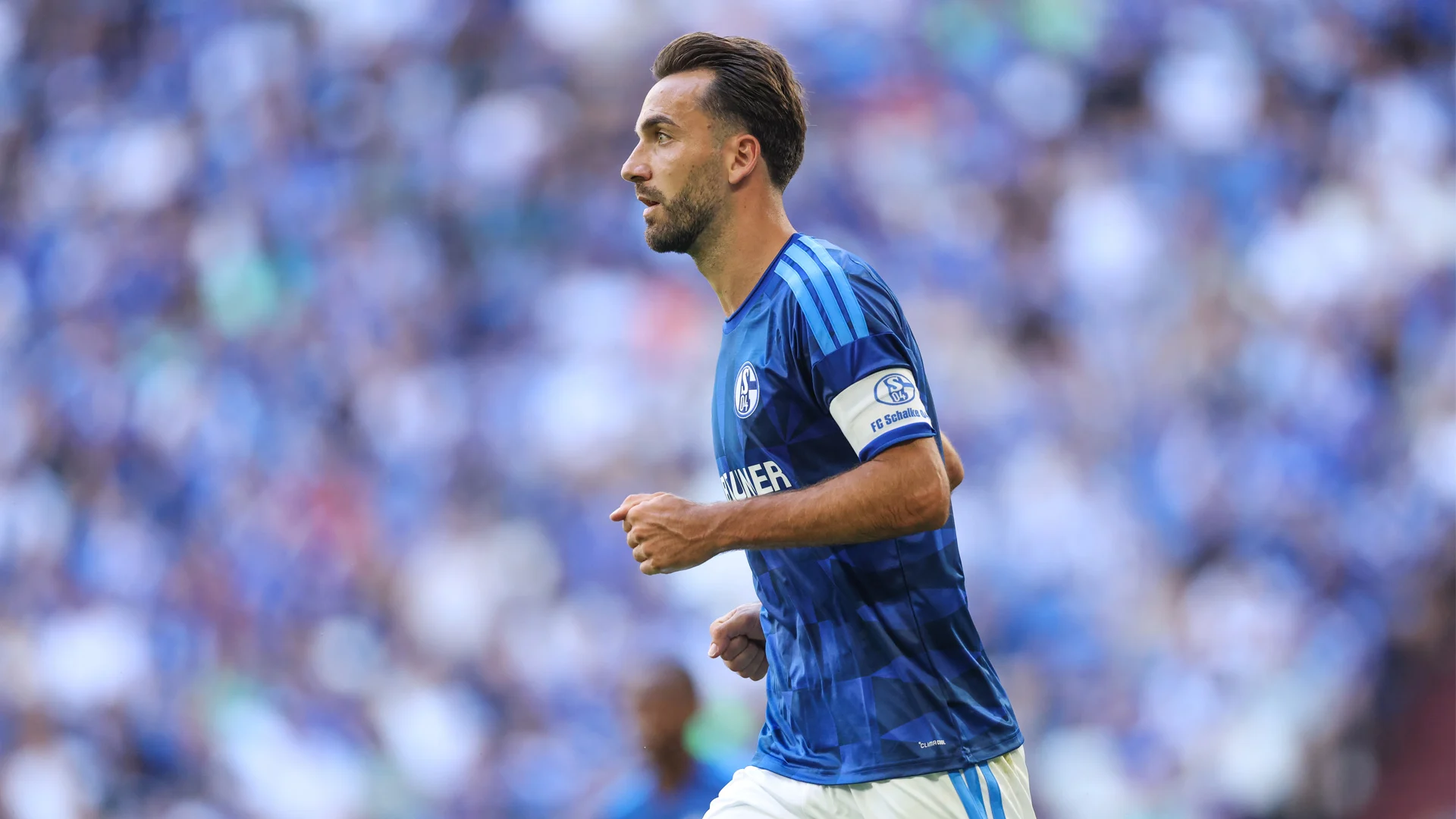 Kapten Schalke 04 Kenan Karaman memimpin rekan setim dalam laga uji coba melawan Atalanta