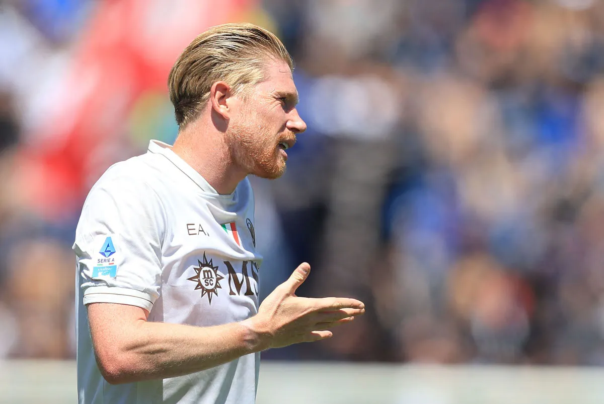 Kevin De Bruyne dan pemain Napoli merayakan gol dalam laga uji coba pramusim