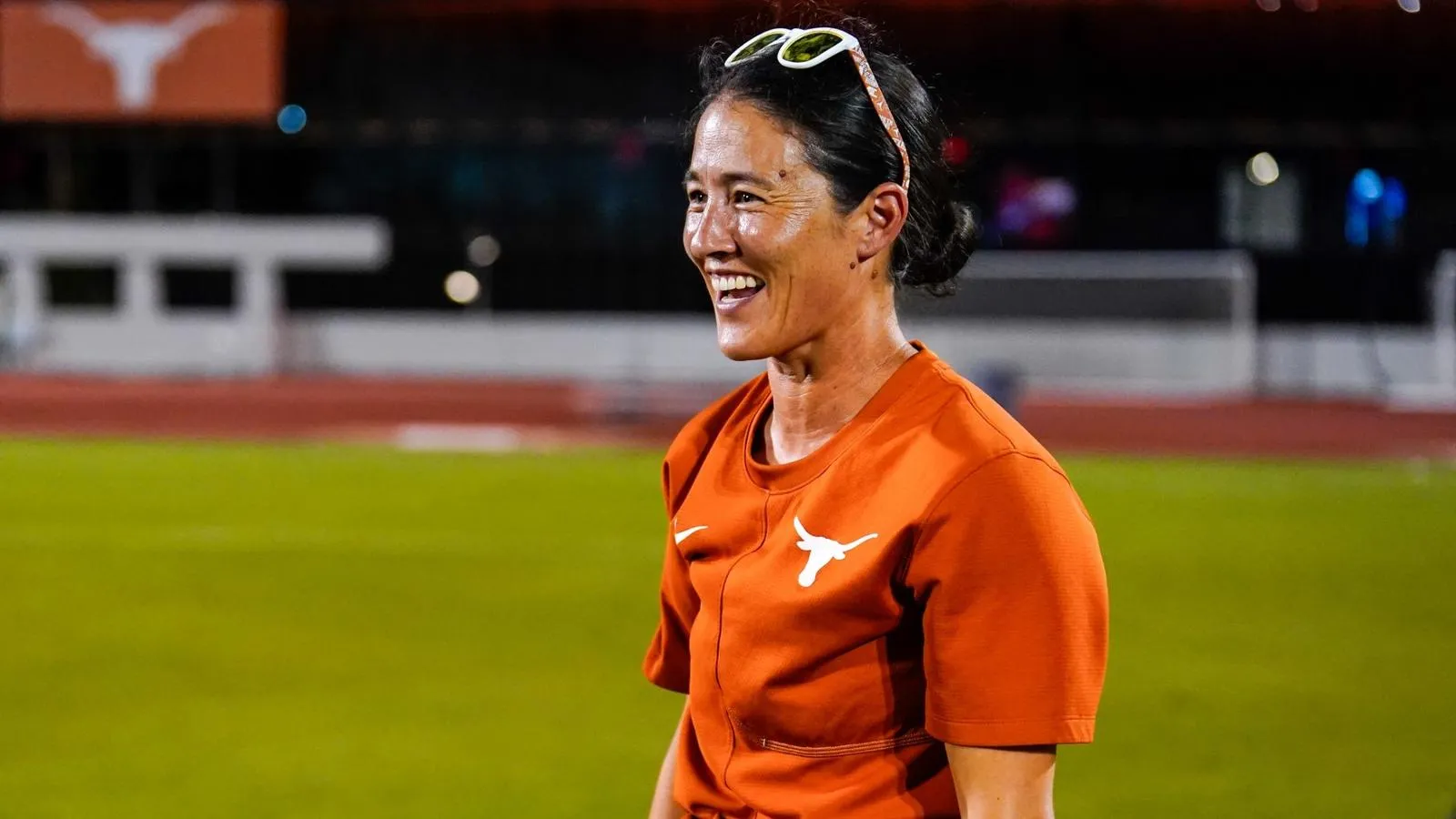 Tim sepak bola University of Texas merayakan kemenangan perdana di bawah pelatih Margueritte Bates