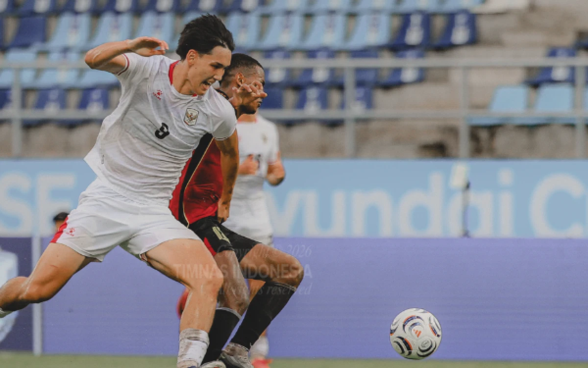 Pemain Timnas Indonesia berebut bola pada laga melawan Singapura di Piala AFF 2026