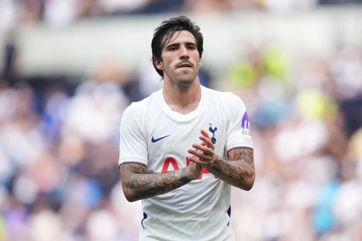 Penyerang muda Tottenham Mikey Moore merayakan gol saat melawan Hoffenheim
