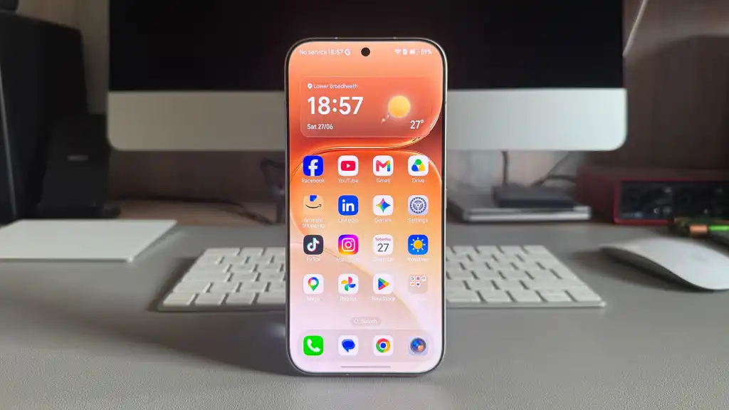 Tampilan fisik smartphone Honor 600 Pro warna hitam dan putih emas
