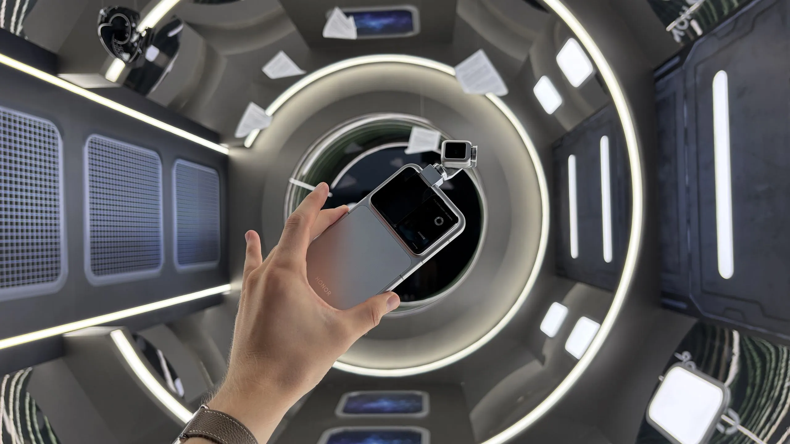 Tampilan perangkat Robot Phone terbaru dari Honor yang dilengkapi kamera gimbal