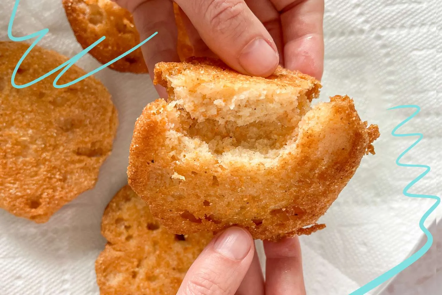 Hot water cornbread renyah di luar dan lembut di dalam siap disajikan