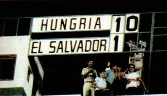 Suasana stadion saat pertandingan Piala Dunia 1982 antara Hungaria melawan El Salvador