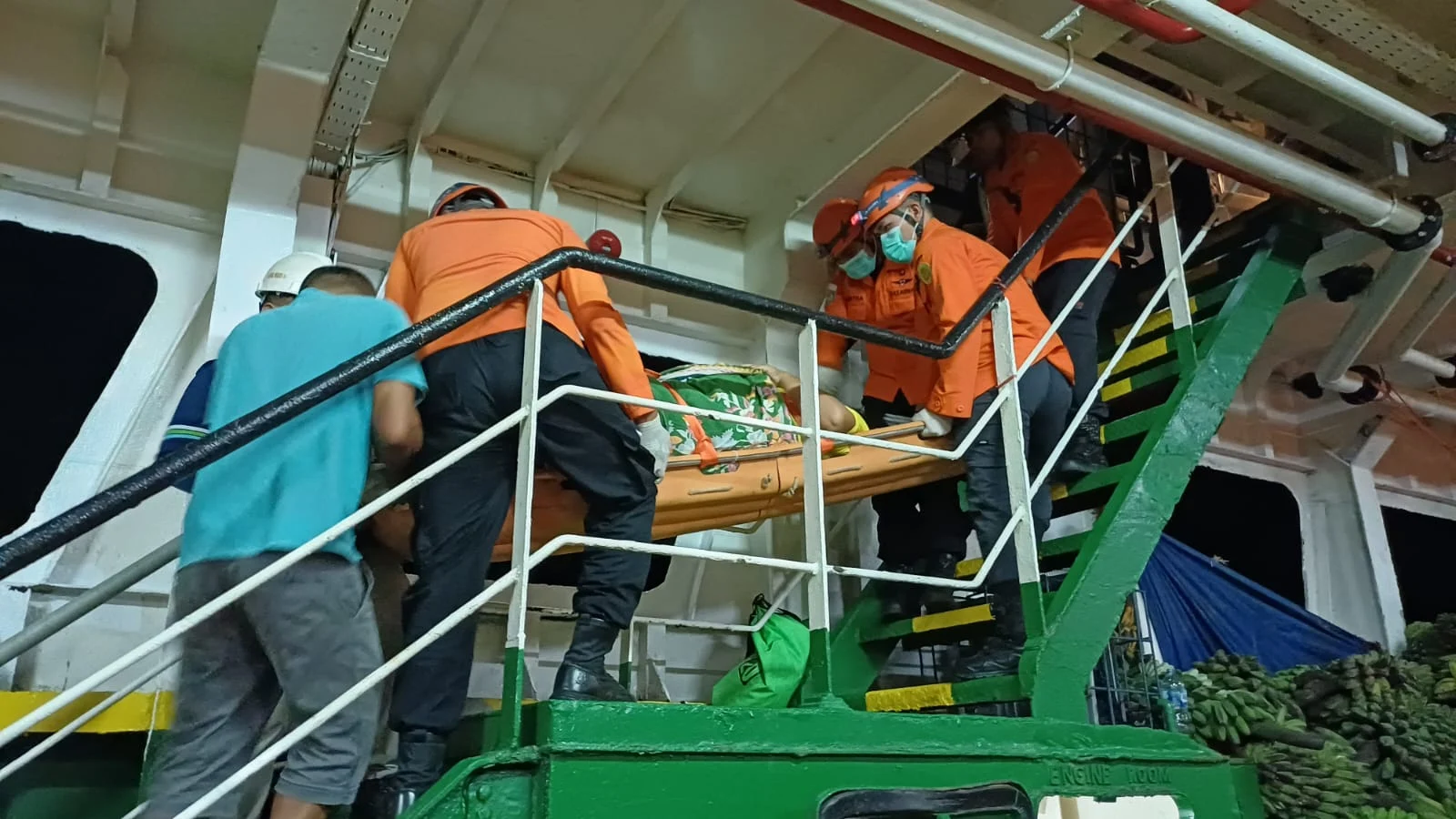 Evakuasi ibu hamil yang melahirkan di KMP Ambu Ambu oleh Tim SAR Padang