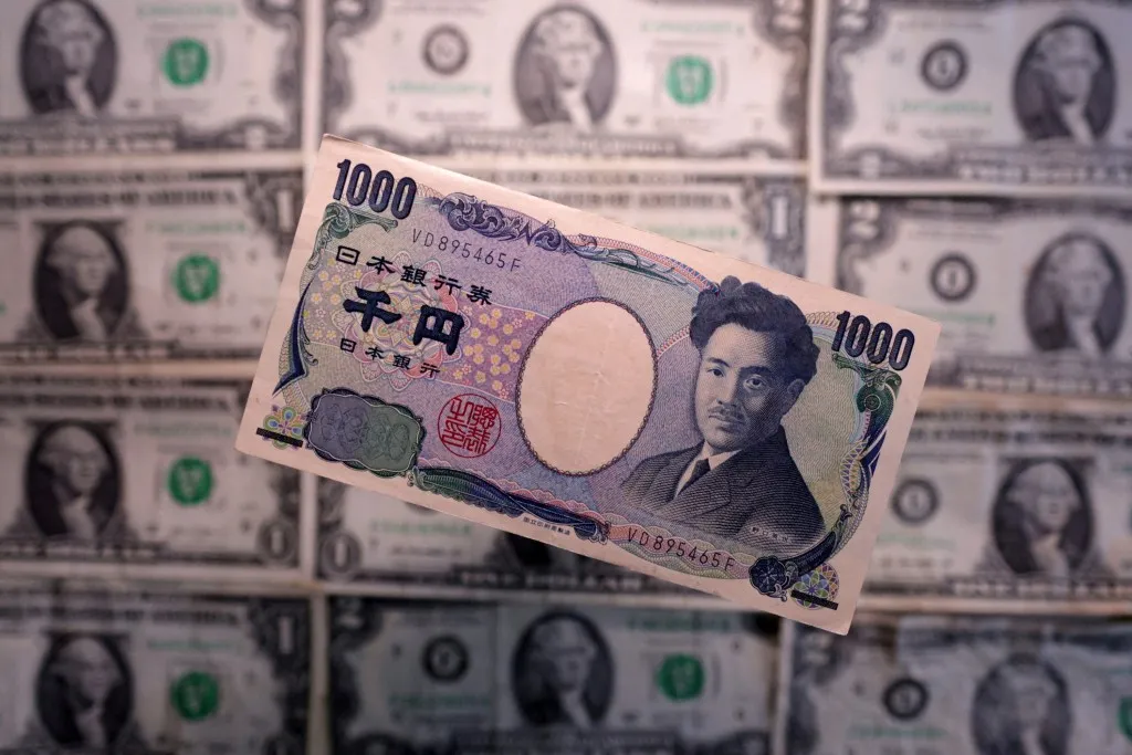 Grafik pergerakan imbal hasil obligasi Jepang dan kebijakan suku bunga Bank of Japan