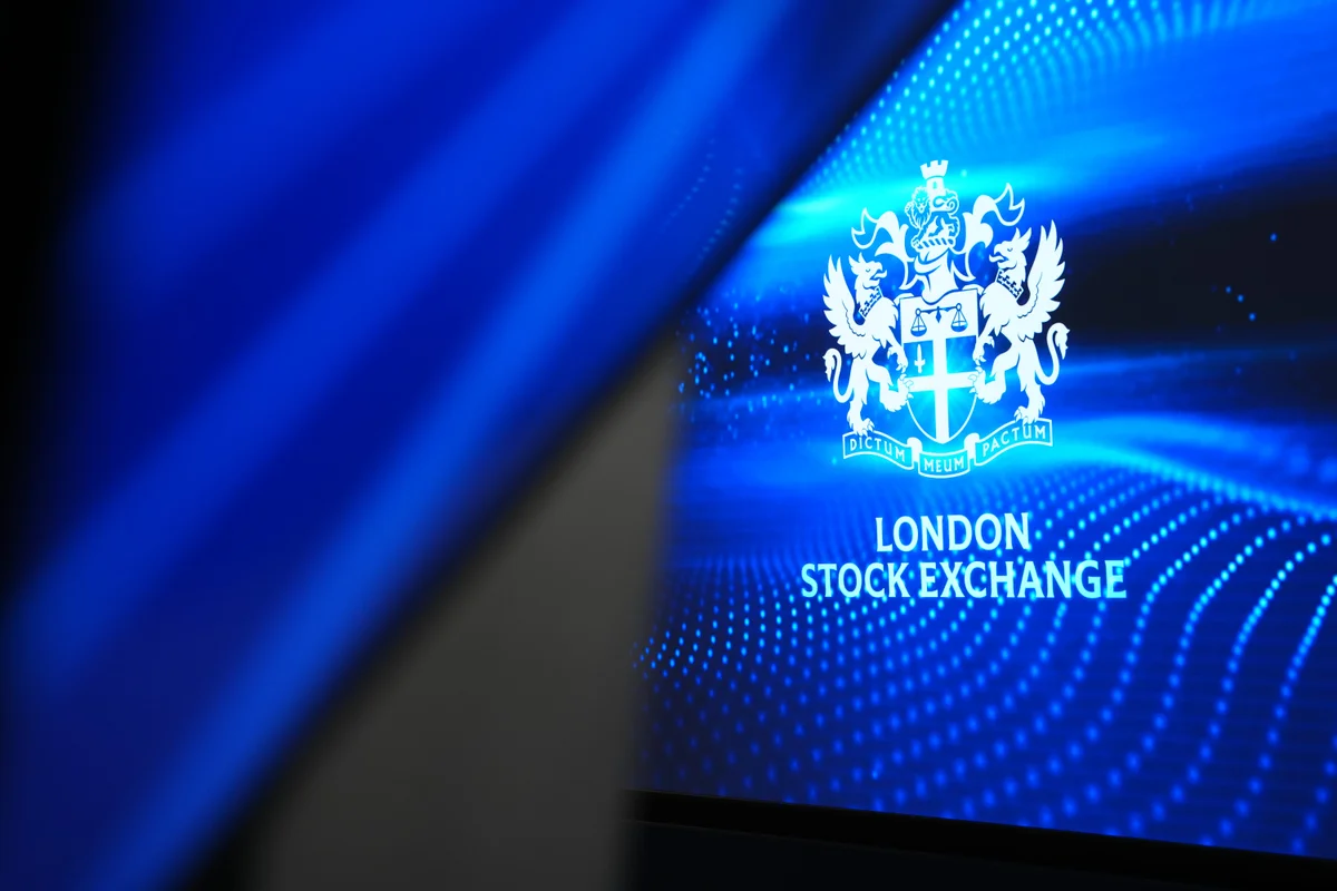 Suasana perdagangan saham di London Stock Exchange saat indeks FTSE 100 melemah