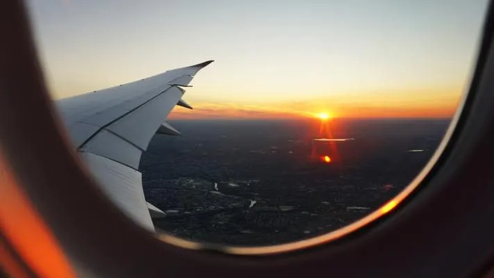 Mesin Boeing 737 Ryanair mengalami kerusakan parah hingga memecahkan jendela kabin