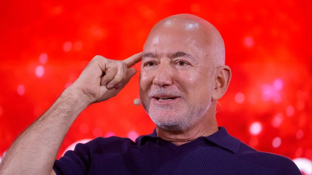 Ilustrasi logo Liverpool FC dan stadion Anfield menyusul kabar investasi jumbo Jeff Bezos