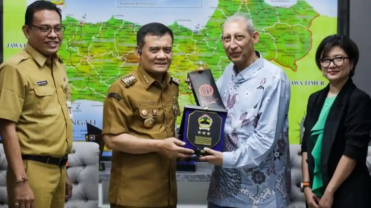 Gubernur Jawa Tengah Ahmad Luthfi saat membahas investasi pengolahan sampah bersama perwakilan perusahaan Amerika Serikat