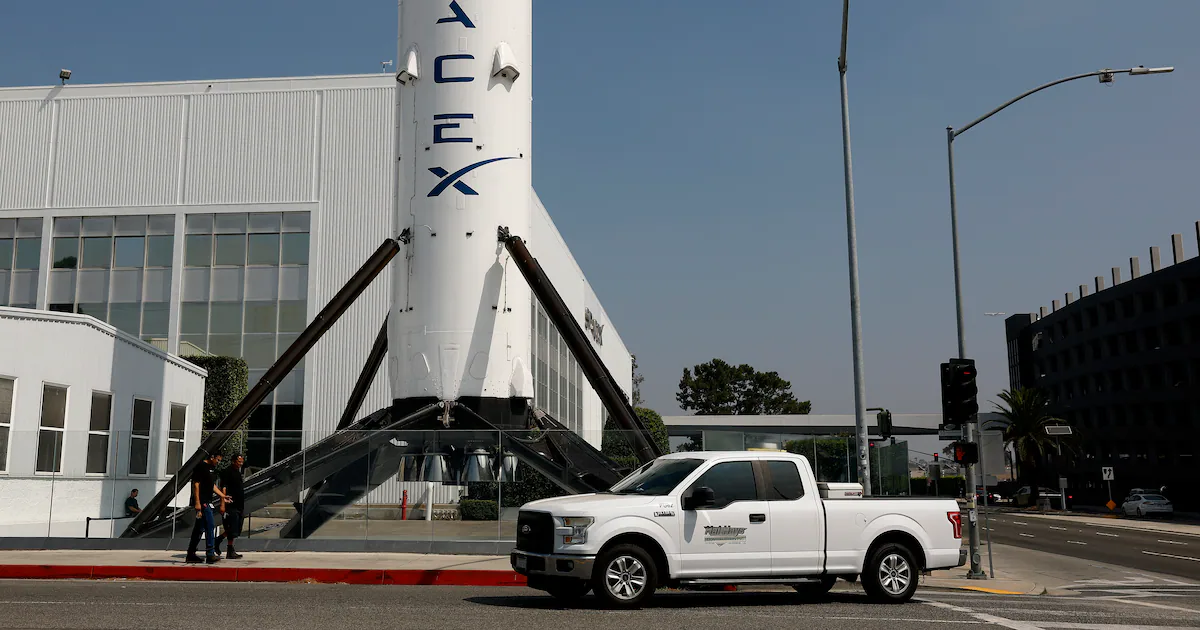 Ilustrasi roket SpaceX meluncur ke angkasa di tengah sorotan pasar keuangan global