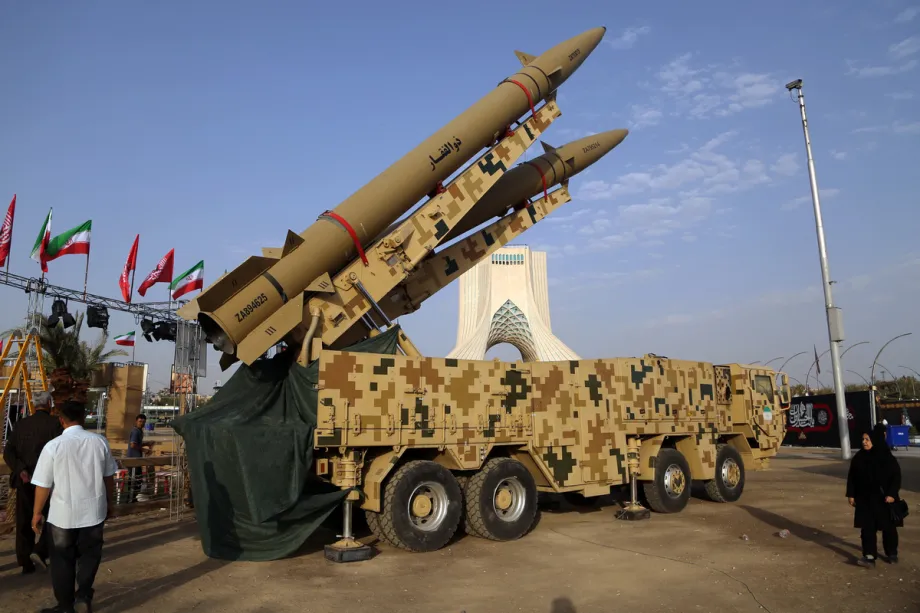 Rudal dan perangkat militer Iran dipamerkan di Teheran