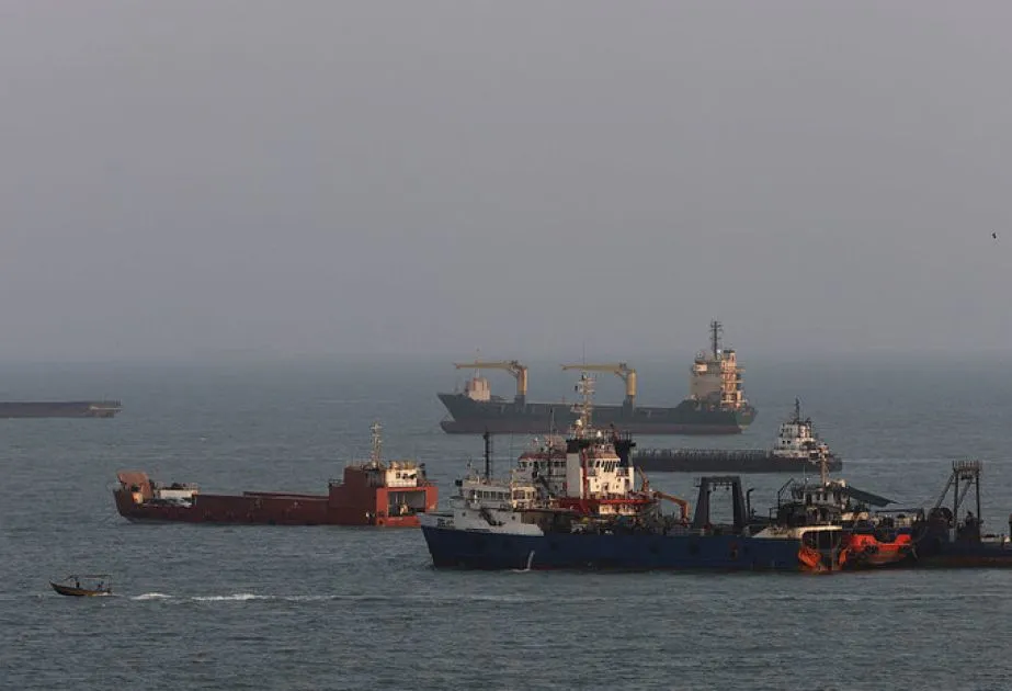 Kapal melintasi jalur pelayaran Selat Hormuz antara Iran dan Oman