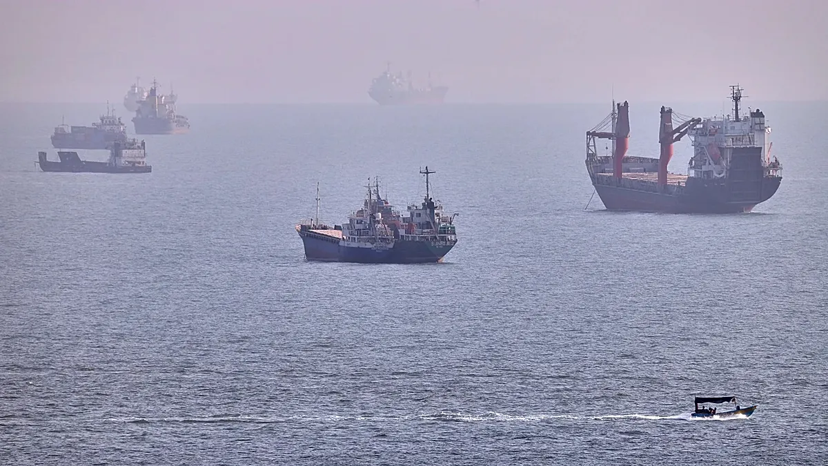 Kapal tanker melintasi perairan strategis Selat Hormuz di tengah memanasnya ketegangan geopolitik