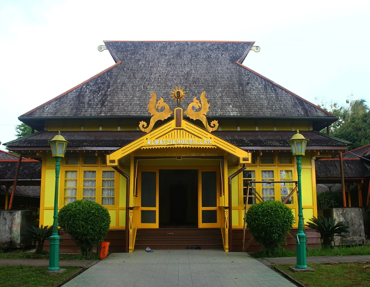 Pemandangan tampak depan Istana Alwatzikoebillah di Kabupaten Sambas